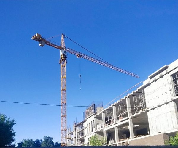 stroitelstvo_torgovogo_centra_g._korolev_liebherr_132_na_opornoj_rame