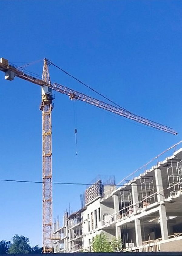 stroitelstvo_torgovogo_centra_g._korolev_liebherr_132_na_opornoj_rame